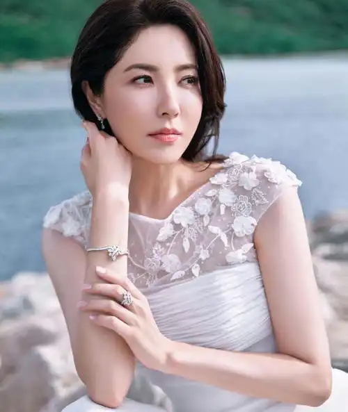 美女曾黎恋情曝光,男友颜值引发争议,网友直呼太老太油
