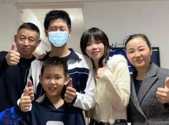 孙卓养父首次发声,质问孙卓为什么没有道别,网友不是同一个人