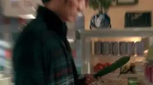 宛瑜金刚不是那个爬到屋顶上打飞机的大猩猩吗