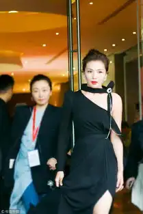 刘涛露香肩身材养眼下楼梯低眉浅笑从容气