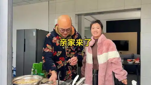 干女儿来家里拜年,大家一起来下厨做一桌美食,热热闹闹聚一堂
