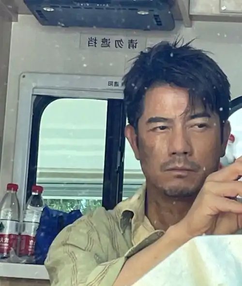 55岁郭富城穿背心拍戏发型乱糟糟一脸胡渣,皮肤布满灰尘显邋遢
