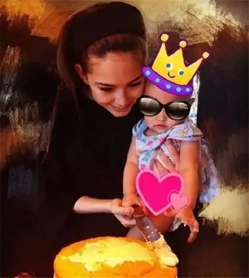 昆凌挺大肚办派对,身后跟的小姑娘好像是小周周