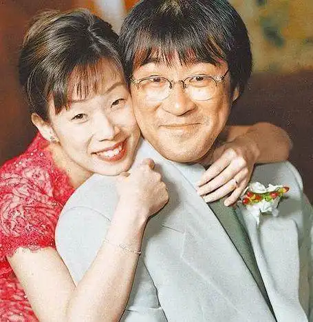 林忆莲夜会前夫李宗盛与女儿,一家三口15年首同框,女儿像妈妈
