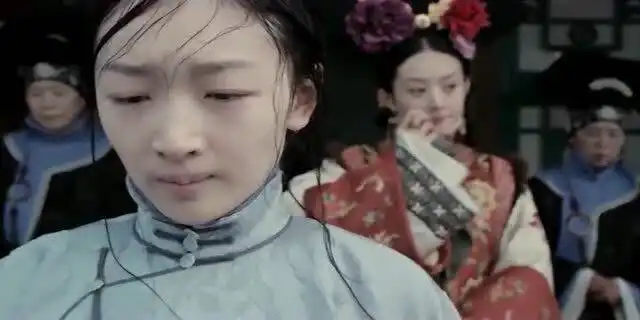 宫锁沉香琉璃折磨沉香,竟让她赤脚走炭火,这女人丧心病狂啊
