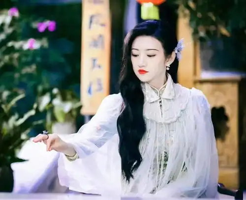 承认吧,她的美貌真的绝
