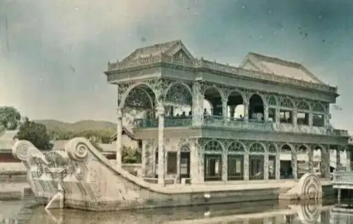 法国富豪曝出一组晚清彩照格格妆容恐怖,颐和园仿佛天堂
