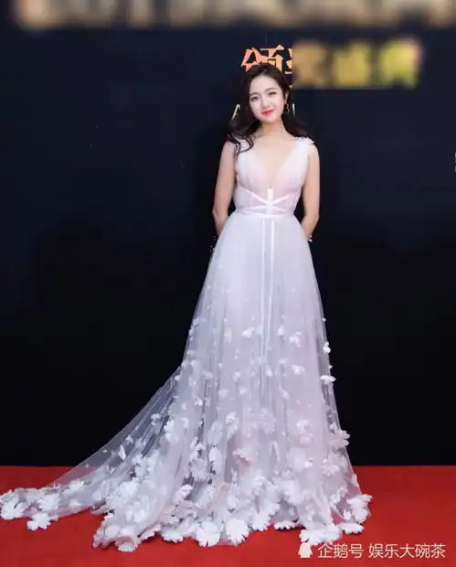 李兰迪小仙女造型惊艳红毯,穿白色花朵纱裙似夏花灿烂,甜而动人

