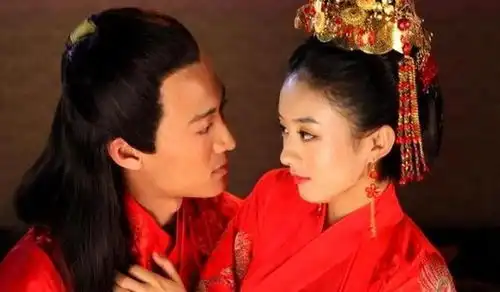 民间故事货郎被黄鼠狼拦路讨布,事后,一女子上门给其两个选择
