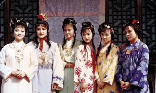 她是贾府身份最贵重的小姐,因为一次阴差阳错,风头被元春抢走
