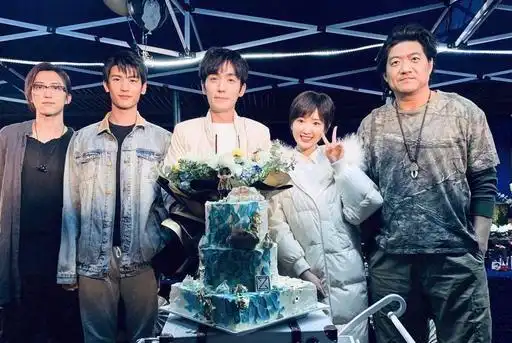 盗墓笔记杀青照朱一龙看眼神就觉得累,毛晓彤靠着像大学生
