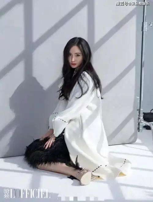 杨幂有多会撩穿黑皮衣故意露出蕾丝内搭,这腰也太细了吧
