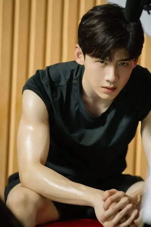 男明星举铁,是增加了阳刚之气,还是磨灭了少年感