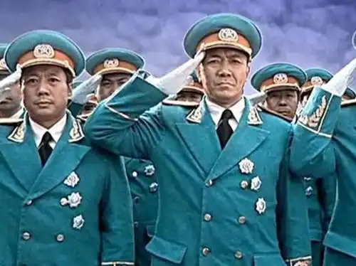 揭秘为何李云龙的二师穿黄色军装,李栗的五师却穿灰色军装呢
