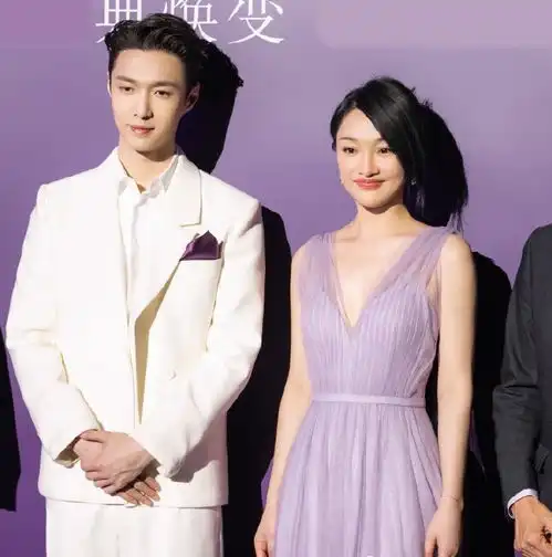 张艺兴告别小绵羊穿纯白西装变白马王子,与周迅同框似豪门姐弟