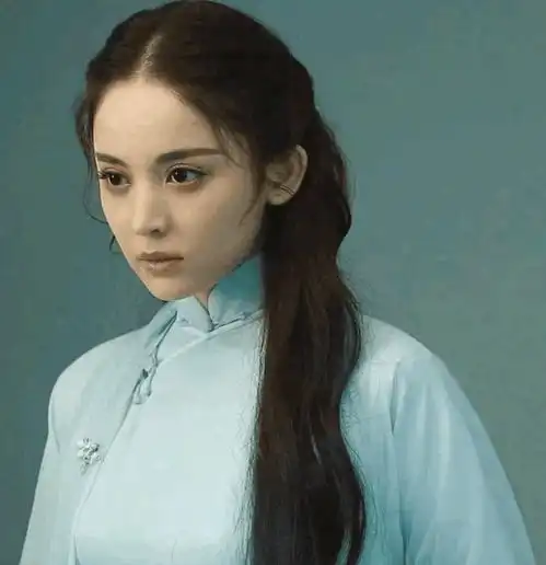 古力娜扎新戏剧照也穿旗袍,但她穿的旗袍和景甜司藤里没得比