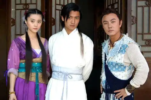 同是小鱼儿与花无缺女主,一人绯闻无数,一人过气倒追丑男
