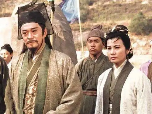 岳不群曾用绣花针刺瞎左冷禅,为什么不拿来对付令狐冲
