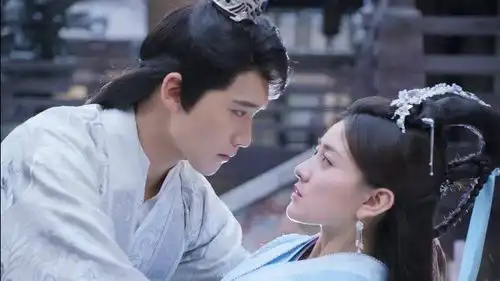 双世宠妃2庭院阶梯的这一幕好唯美,墨连城让小檀有点尴尬