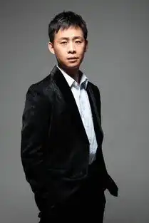 因太丑跑龙套10年,并被女友抛弃,如今成影帝开豪车娶经纪人