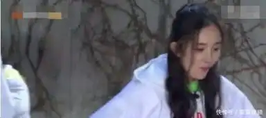 杨幂恐高网友古装剧不拍了拍古装飞来飞去的,不恐高才怪
