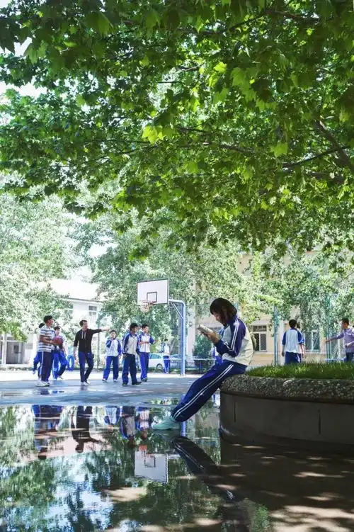 行走在极简主义风格中的时尚喵总倪妮