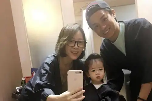 曾经小公主变苦命妈妈,半夜老公忽然失联焦虑女星找朋友撬门