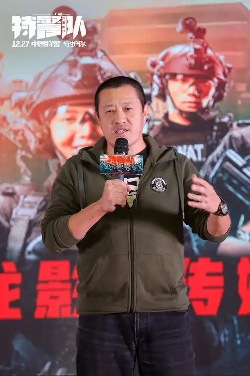 导演丁晟称电影特警队演员真打真上金晨为拍戏咬牙坚持训练
