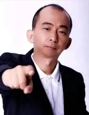 最丑童星巨兴茂,娶美貌娇妻,打拼24年终逆袭成10亿导演
