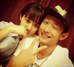 杨紫零点为张一山庆生姐弟俩贴脸合照亲密无间
