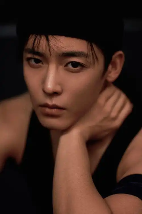 侯明昊化身街头篮球少年造型痞帅穿黑色背心大秀肌肉线条
