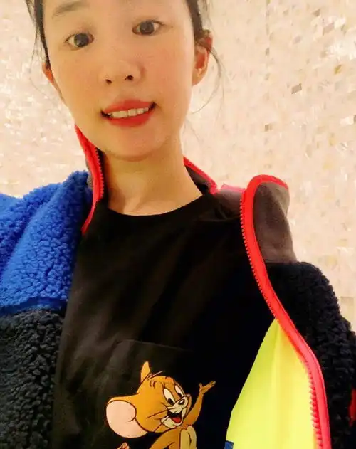 杨幂出道时给刘亦菲打伞,两人同框都很美,现两人胖瘦一目了然
