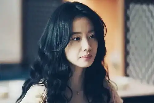李梦出席35届金鸡百花奖引争议,戴眼镜也难以掩盖耍大牌之过

