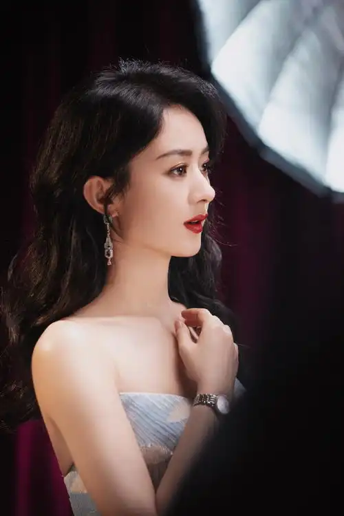 组图赵丽颖花絮照释出着浅蓝色抹胸连衣裙温柔可人