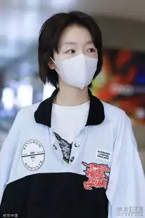 周冬雨穿休闲长卫衣秀美腿露甜美笑容