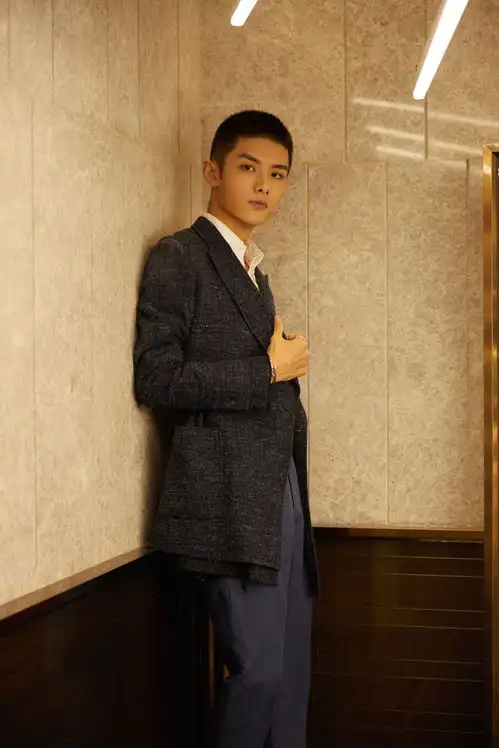 赵弈钦出席时尚活动欢娱新势力未来可期
