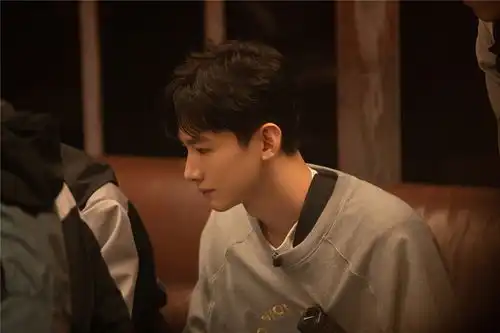 密室大逃脱最新剧照白敬亭休闲装少年感十足