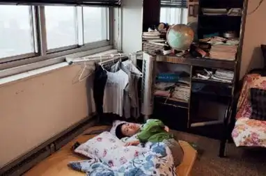 冷暖自知实拍纽约华裔家庭的蜗居生活