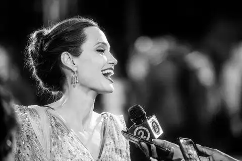 她年过40仍是好莱坞的性感女王,盘点朱莉一生中的活动造型