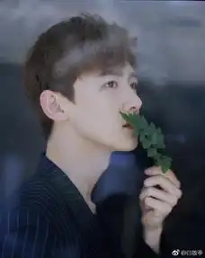 易烊千玺的新剧剧照曝光,这下巴自带的两小坨肉吸人眼球
