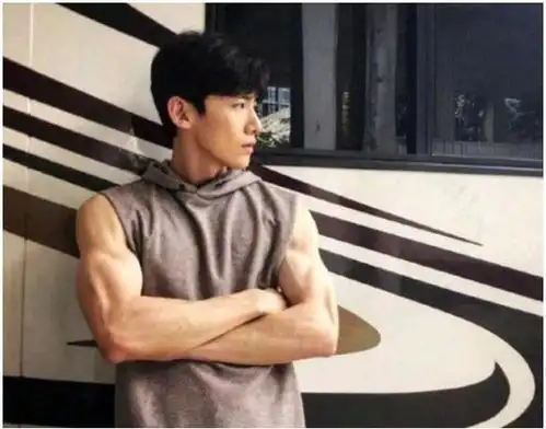 白敬亭健身照曝光,一身发达肌肉,究竟是怎么做到的