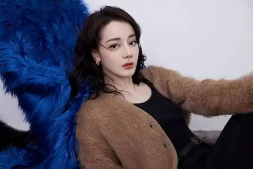 迪丽热巴的穿搭风格,把驼色和黑色搭配到了极致
