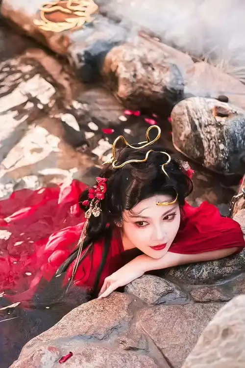 与凤行她一身红衣美得冒泡,3搭赵丽颖火了,真的是媚骨天成