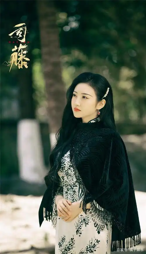 穿上旗袍的景甜,被誉为行走的人间富贵花,论正确服化道的重要性
