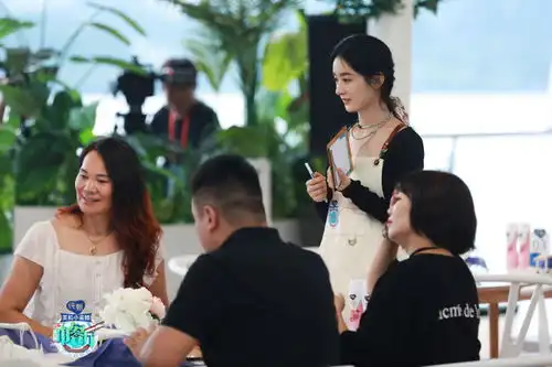 200828中餐厅官博发布赵丽颖剧照十宫格财务经理变成活力售楼主管