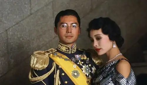 亚洲第一美男子无父无母没有姓名尊龙靠末代皇帝登奥斯卡息影后现
