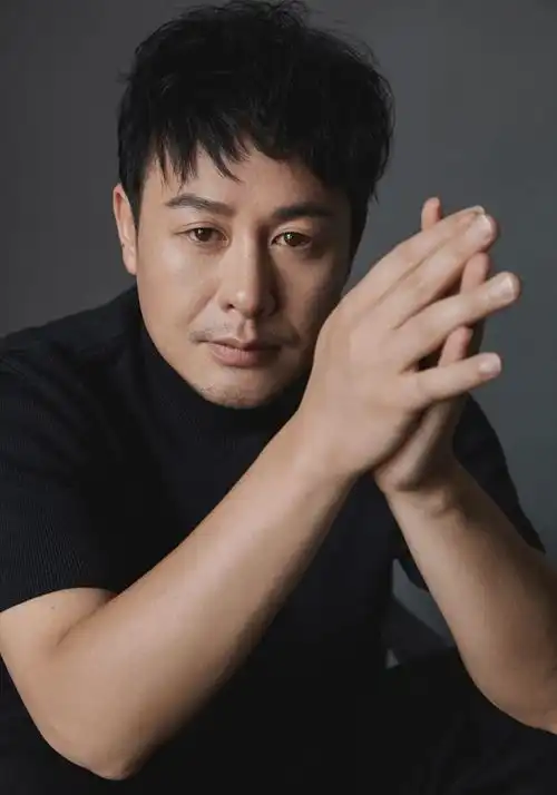 出位炫富又翻车张雨绮一双袜子699,明星挣钱有多轻松
