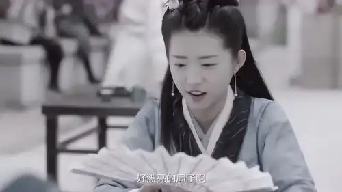 等到烟暖雨收易落回忆起初清,洛鸿影送易落漂亮扇子,还是洛鸿影会说话