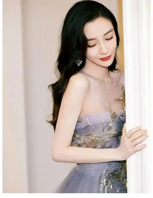 angelababy穿雾霾紫纱裙优雅迷人,网友却觉得心疼
