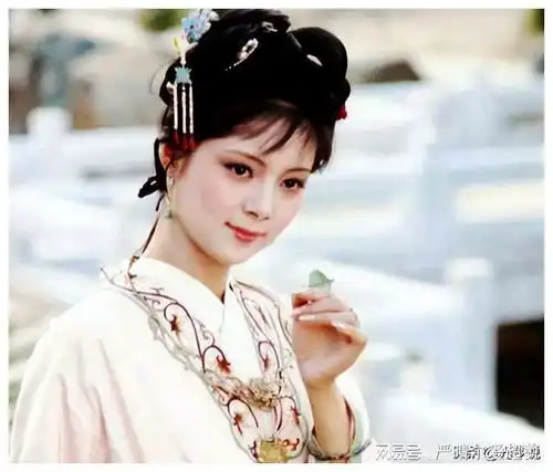 红楼梦87年香港宴会照曝光陈晓旭已是绝色,可却输给角落的她
